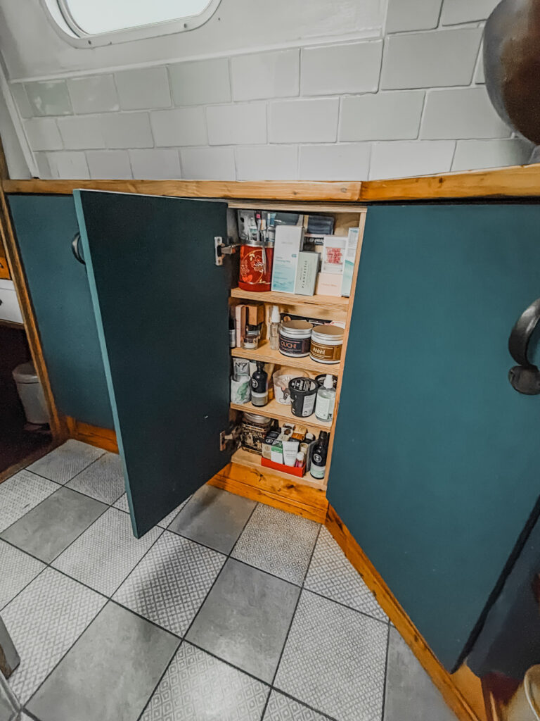 A Dutch Barge can have a storage under the gunwale.